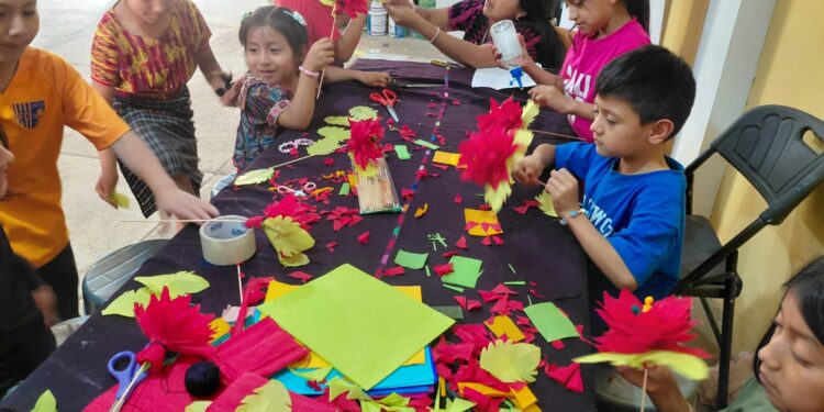 Niños aprenden a elaborar pascuas para rescatar las tradiciones en Santo Domingo Xenacoj