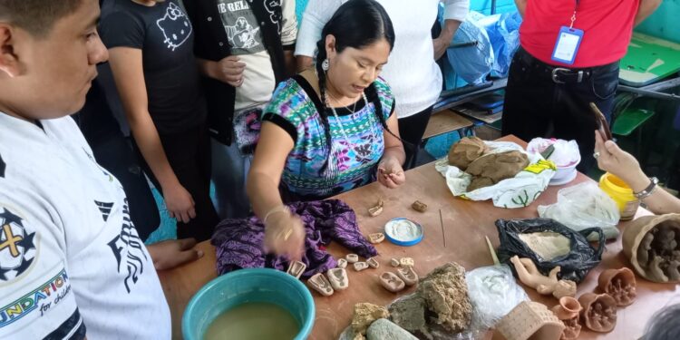 Curso de nacimientos artesanales revitaliza la cultura Poqomam en Chinautla