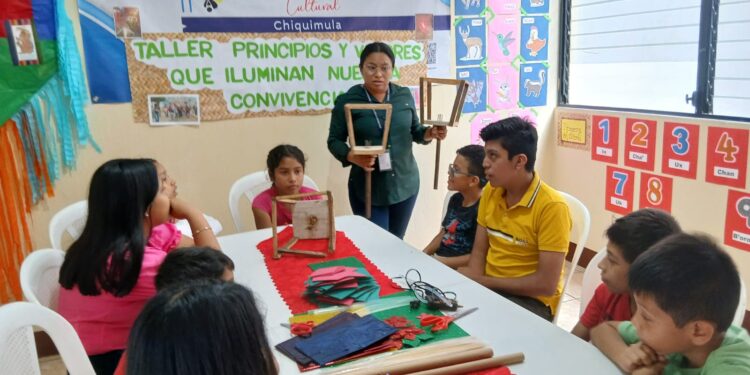 Tradición y aprendizaje: Chiquimula fabrica farolitos como símbolo de respeto y solidaridad