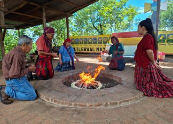 Alrededor del Fuego Sagrado: El Estor celebra ceremonia de gratitud por el año 2025