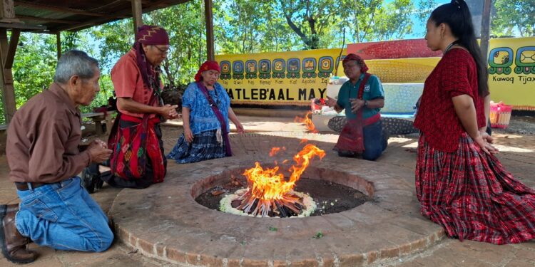 Alrededor del Fuego Sagrado: El Estor celebra ceremonia de gratitud por el año 2025