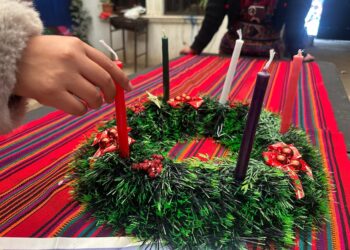 Tecpán Guatemala preserva el arte tradicional con taller de elaboración de Coronas de Adviento