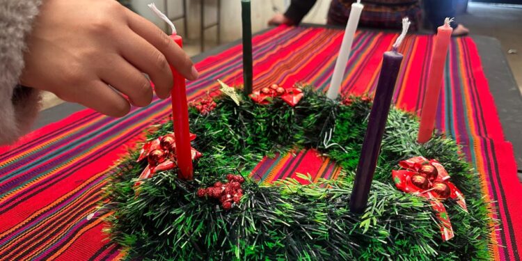 Tecpán Guatemala preserva el arte tradicional con taller de elaboración de Coronas de Adviento