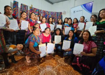 Mujeres de Santiago Sacatepéquez recuperan técnica ancestral de bordado en fajas