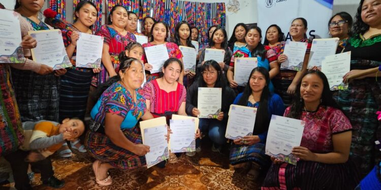 Mujeres de Santiago Sacatepéquez recuperan técnica ancestral de bordado en fajas