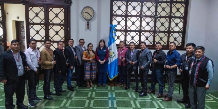 Autoridades de los 48 Cantones de Totonicapán se reúnen con ministra de Cultura y Deportes, Liwy Grazioso, para hablar sobre el resguardo de la silla de Atanasio Tzul