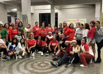 Movimiento y alegría: Superclase Navideña de Baile reúne a familias en el Parque de la Paz zona 21