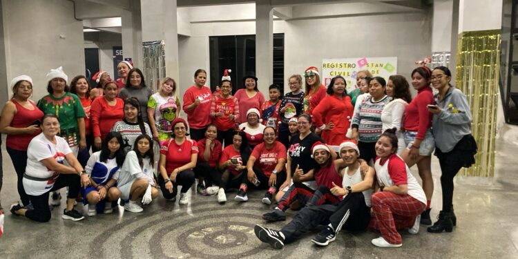 Movimiento y alegría: Superclase Navideña de Baile reúne a familias en el Parque de la Paz zona 21