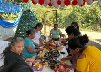 Saberes que abrazan: Adultos mayores de Palín comparten el secreto del ponche guatemalteco