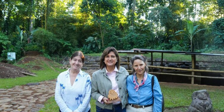 Vicepresidenta Karin Herrera y ministra de Cultura y Deportes, Liwy Grazioso, conmemoran el Solsticio de Invierno en Tak’alik Ab’aj