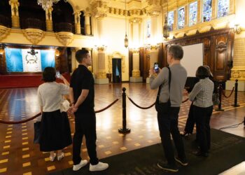Juan José Chang, el técnico que hizo historia en la FIFA, visita el Palacio Nacional de la Cultura