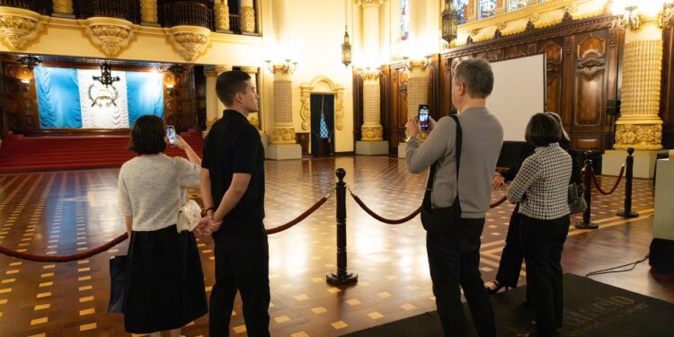 Juan José Chang, el técnico que hizo historia en la FIFA, visita el Palacio Nacional de la Cultura