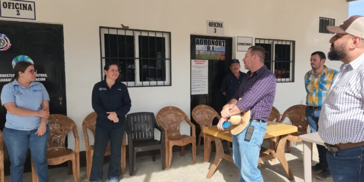 Ministra Rivera Dávila supervisa corrales de inspección para el control del Gusano Barrenador