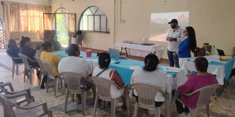 Capacitan a emprendedoras de San Miguel Petapa para fortalecer sus capacidades