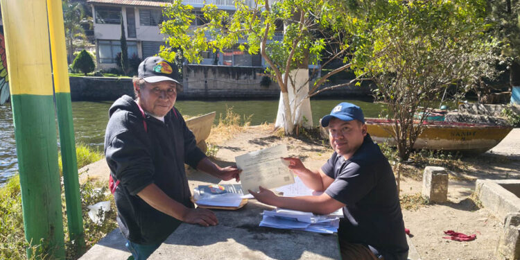 Entregan certificados de permisos de pesca artesanal en el lago de Amatitlán