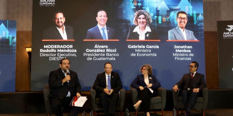 MINISTRA DE ECONOMÍA PARTICIPA EN PANEL DE AMCHAM