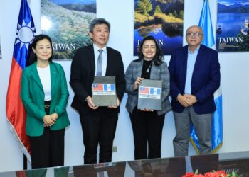 Firman acta de donación de equipo de proyecto Fusarium Raza4 Tropical