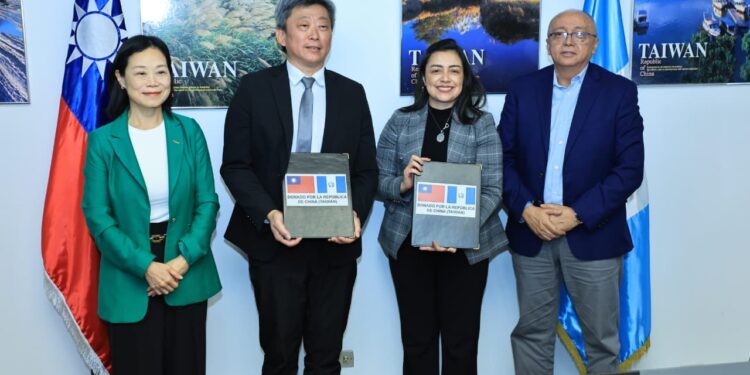 Firman acta de donación de equipo de proyecto Fusarium Raza4 Tropical