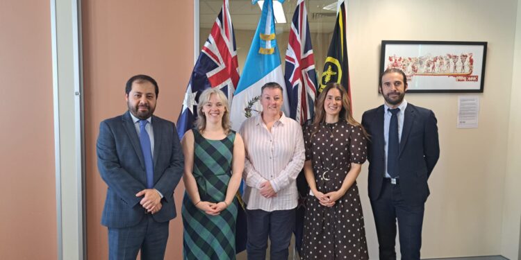 Guatemala y Australia fortalecen cooperación en preservación de archivos históricos