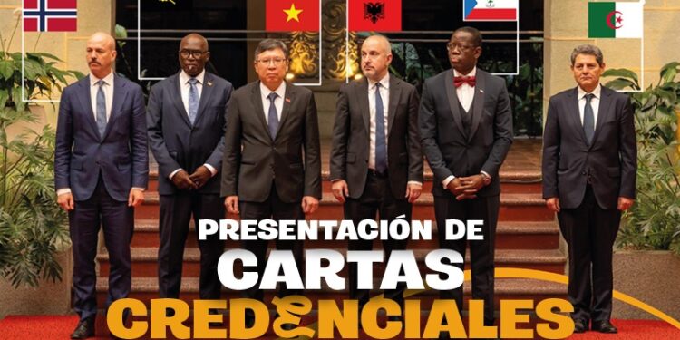 Seis Embajadores concurrentes presentan cartas credenciales al Presidente Bernardo Arévalo