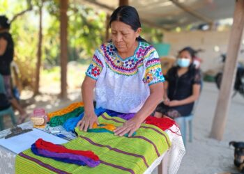 Mujeres de Cubulco preservan la tradición del bordado del Güipil