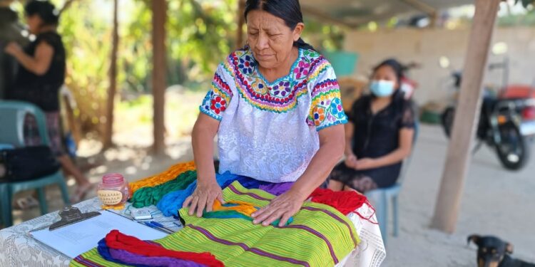 Mujeres de Cubulco preservan la tradición del bordado del Güipil