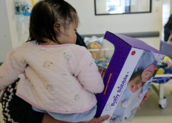 Orquesta Sinfónica Nacional entregó juguetes a niños de Chimaltenango