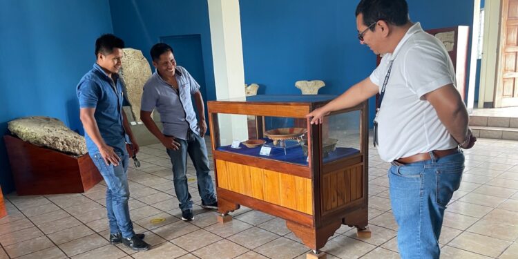 Museo Regional de Petén presenta exposición temporal sobre cántaros prehispánicos
