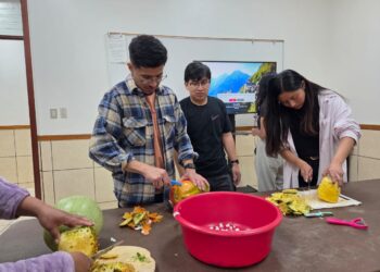 Jóvenes de Nahualá mantienen viva la tradición del ponche ancestral