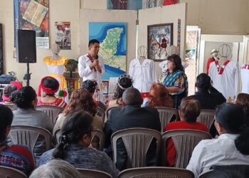 Conversatorio fortalece la identidad cultural mediante la exposición de indumentaria en Quetzaltenango