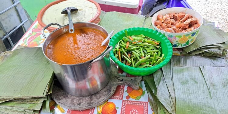 Entre hojas y tradición: Melchor de Mencos preserva la elaboración de tamales navideños