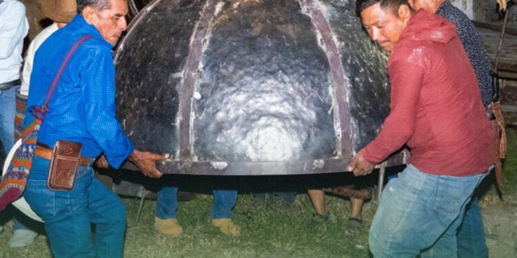 Entrega de peroles a cofradías del pueblo Achí