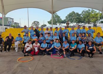 ¿Cómo funciona el Programa Sustantivo del Adulto Mayor en el Parque de la Paz, zona 21?