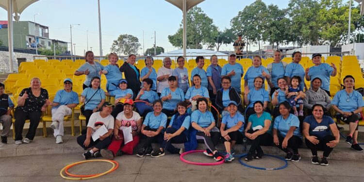 ¿Cómo funciona el Programa Sustantivo del Adulto Mayor en el Parque de la Paz, zona 21?