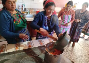 Rescatan el sabor ancestral de la papaya en taller gastronómico