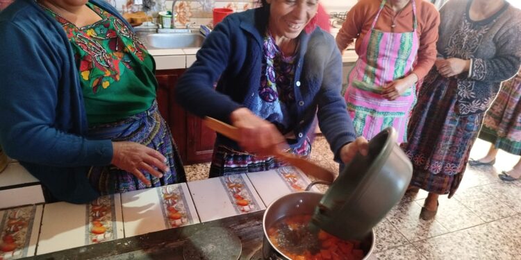 Rescatan el sabor ancestral de la papaya en taller gastronómico