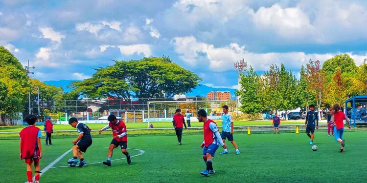 Ministerio de Cultura y Deportes promueve la actividad física gratuita en el Centro Deportivo Campos del Roosevelt