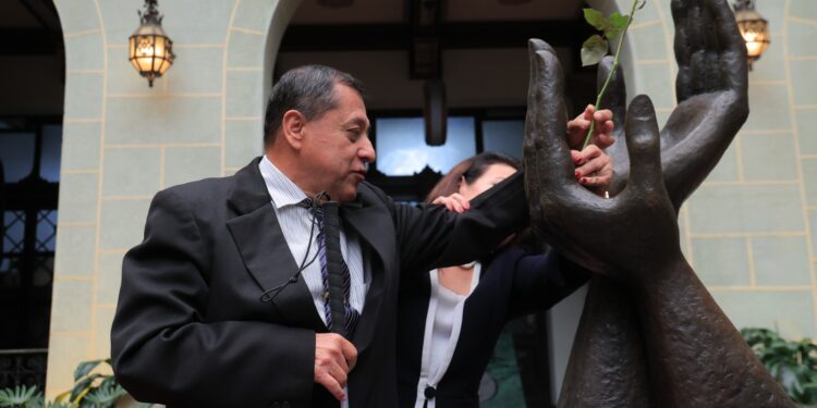 Noé Hinestroza Herrarte es reconocido con el Cambio de la Rosa de la Paz por su compromiso con los derechos humanos y las personas con discapacidad