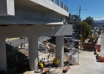 Obra del paso a desnivel en Calzada Roosevelt continúa: resta un 14 % de avance físico