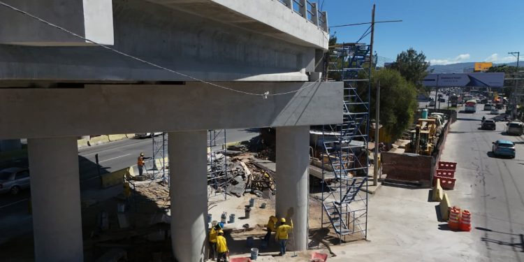 Obra del paso a desnivel en Calzada Roosevelt continúa: resta un 14 % de avance físico