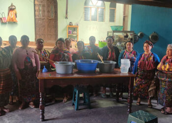 Capacitan a familias de Zunil en productos artesanales y alimentación sana