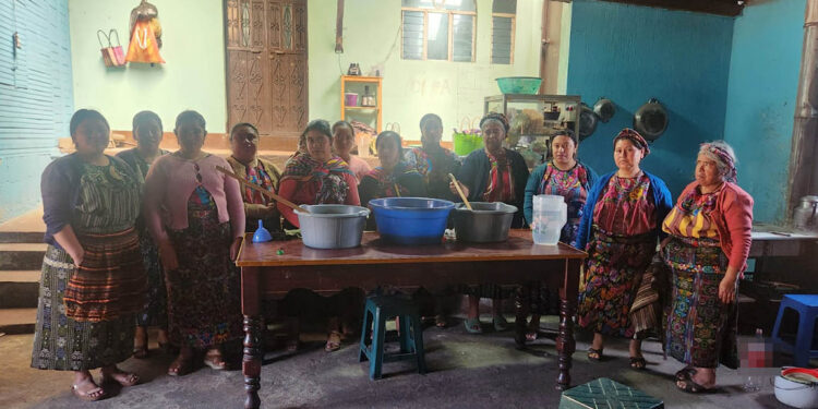 Capacitan a familias de Zunil en productos artesanales y alimentación sana