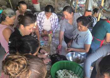 Capacitan a familias en técnicas de envasado artesanal