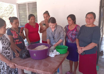 Familias jutiapanecas aprenden a elaborar concentrado casero para aves de patio