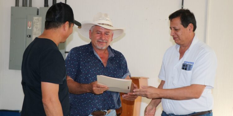Fortalecen organización de ganaderos en Petén