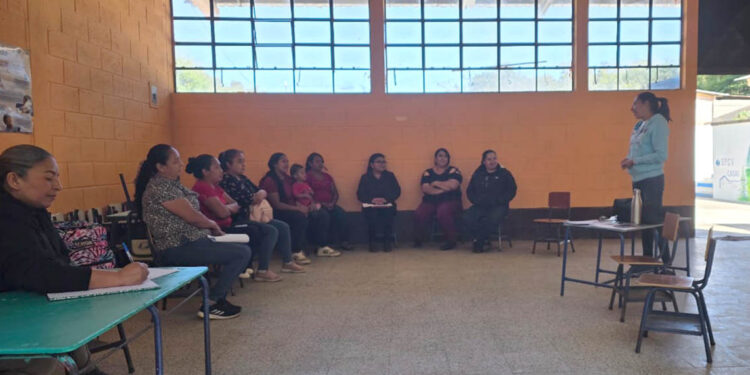 Fortalecen vínculos entre productores y centros educativos de Jalapa