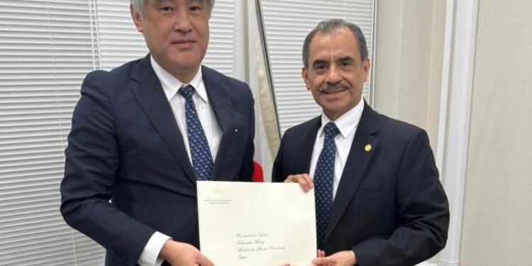 Presentación de copias de estilo del Embajador de Guatemala en Japón
