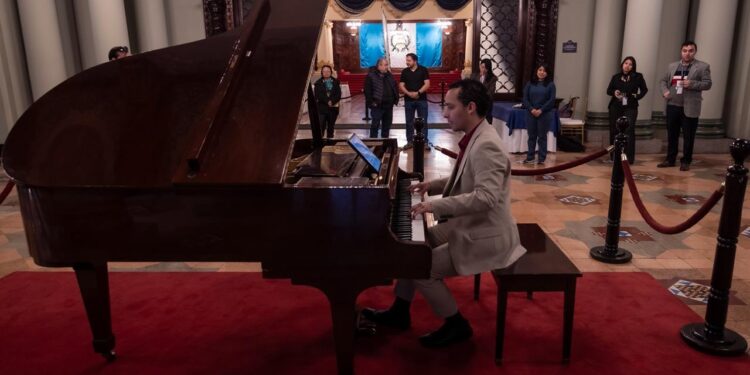 Melodías que encantan: ensayo abierto de Jr. Medina