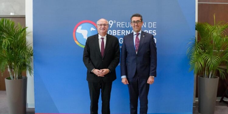El ministro de Finanzas Públicas, Jonathan Menkos Zeissig, sostuvo una reunión con el presidente del Grupo BID, Ilan Goldfajn, durante encuentro en Panamá.