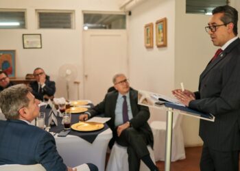 Ministro de Finanzas, Jonathan Menkos Zeissig, expuso sobre las perspectivas económicas y fiscales para 2026, durante el Mardi Lunch, organizado por la Cámara de Francia en Guatemala.